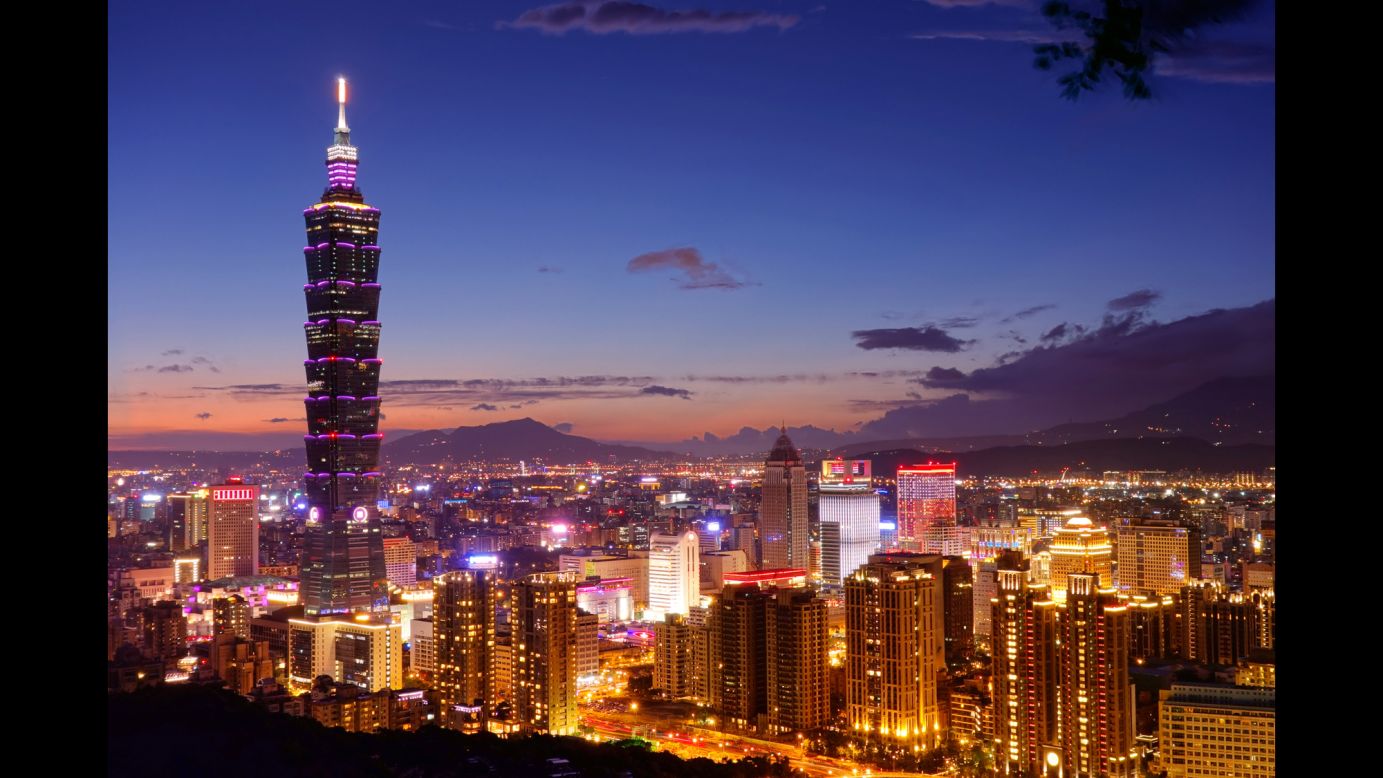 Disfruta de la vista de los parques de la ciudad, templos y rascacielos desde el observatorio del piso 89 en el Taipei 101 en Taiwán. 
