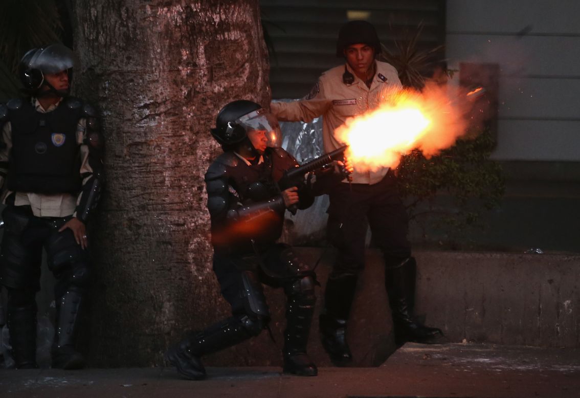 Un miembro de la Policía Nacional dispara gas lacrimógeno contra los manifestantes opositores el 6 de marzo en Caracas. Se cumplen tres semanas de protestas que se han tornado violentas.