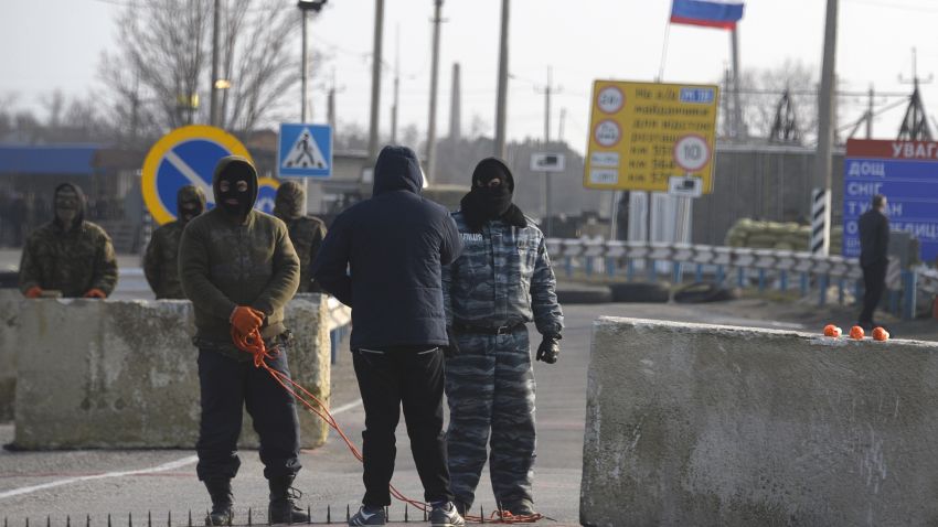 Pro-Russian servicemen man their position at the Chongar check point blocking the entrance to Crimea on March 7, 2014. Two buses carrying OSCE observers trying to enter Crimea turned back Friday after being blocked by armed men at a checkpoint, an AFP reporter said.