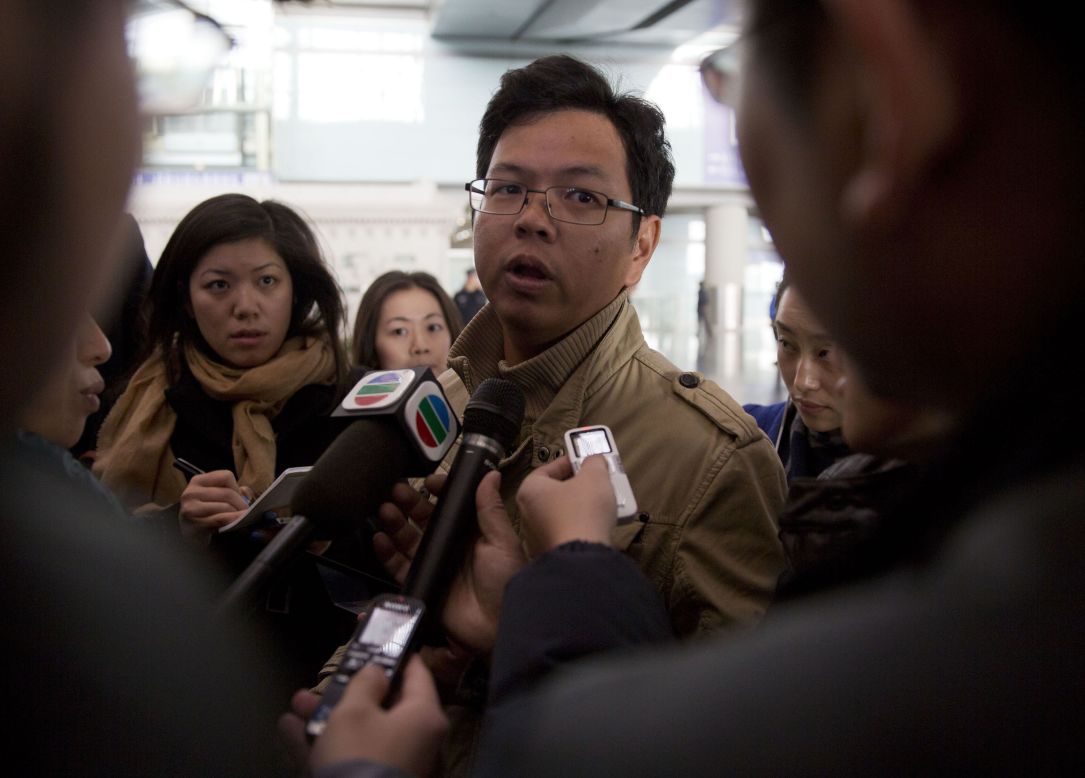 Un hombre de Malasia, que dice que tiene familiares a bordo del vuelo, habla con periodistas en el aeropuerto de Beijing el 8 de marzo.