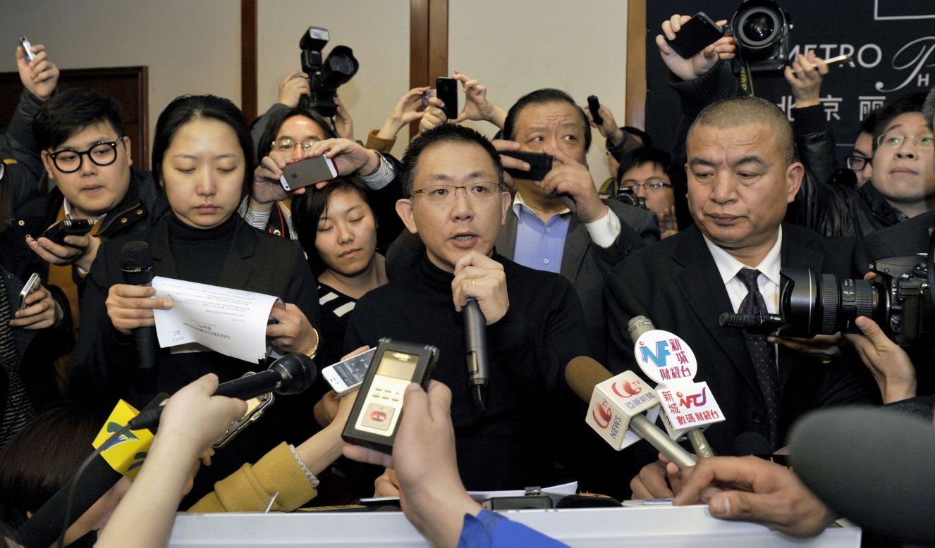 Ley Joshua Kok Hwa, funcionario de Malaysia Airlines, habla con la prensa en Beijing el 8 de marzo.