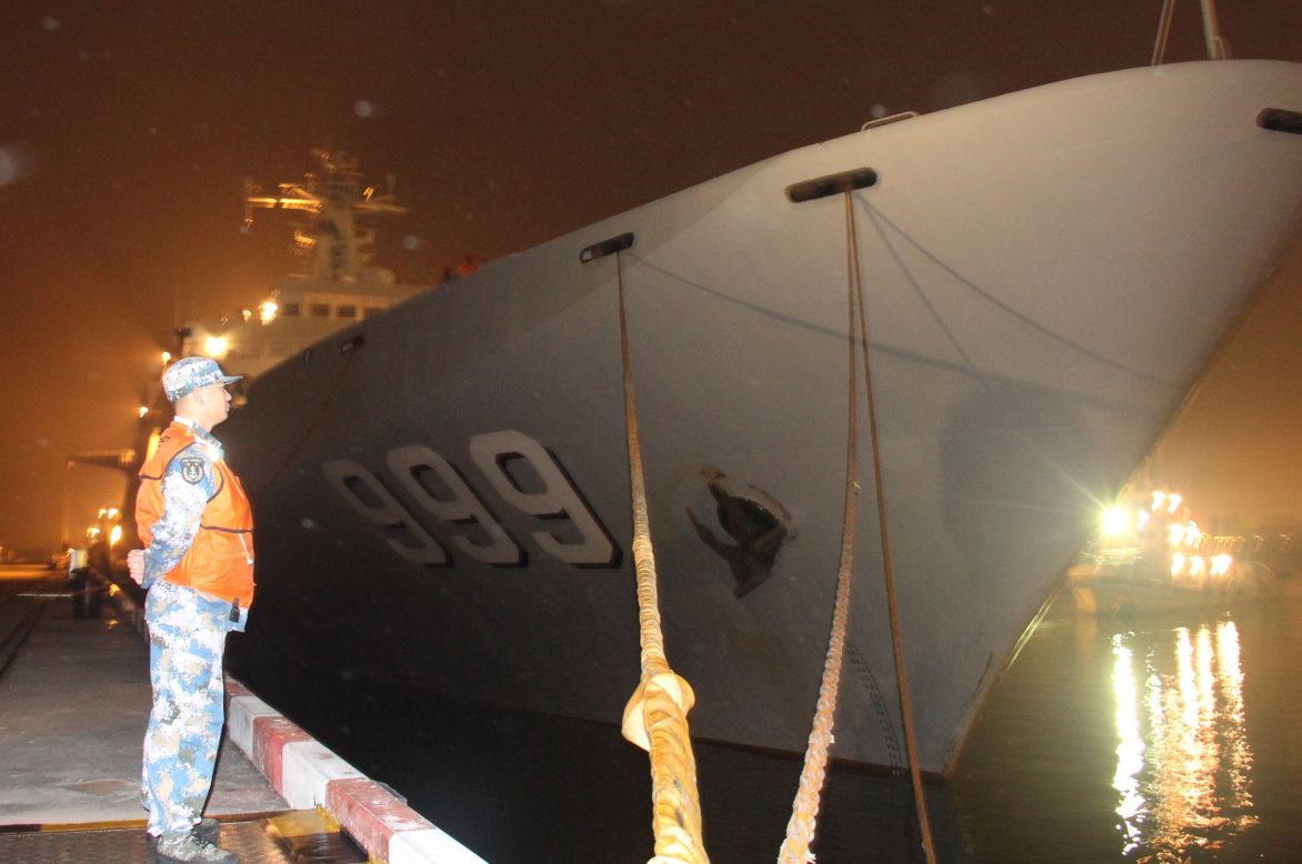 El buque de guerra de la marina de guerra china Jinggangshan se prepara para salir del puerto Zhanjiang el 9 de marzo para ayudar en las operaciones de búsqueda y rescate de la Malaysia Airlines 370. El Jinggangshan, un buque anfibio, lleva un equipo salvavidas, dispositivos de detección de submarinos y suministros de combustible, agua y alimentos.