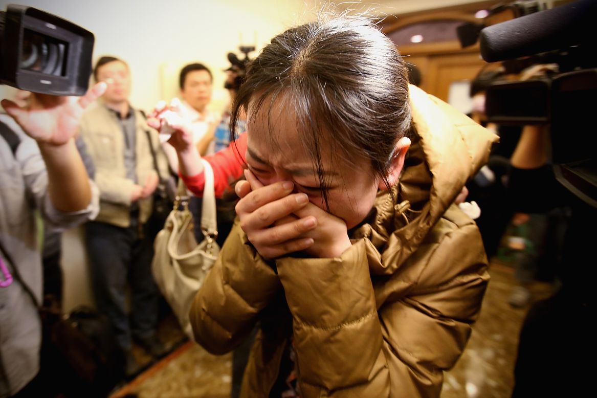 La familiar de uno de los pasajeros chinos a bordo del vuelo 370 llora en un hotel de Beijing en donde las familias esperan información. 