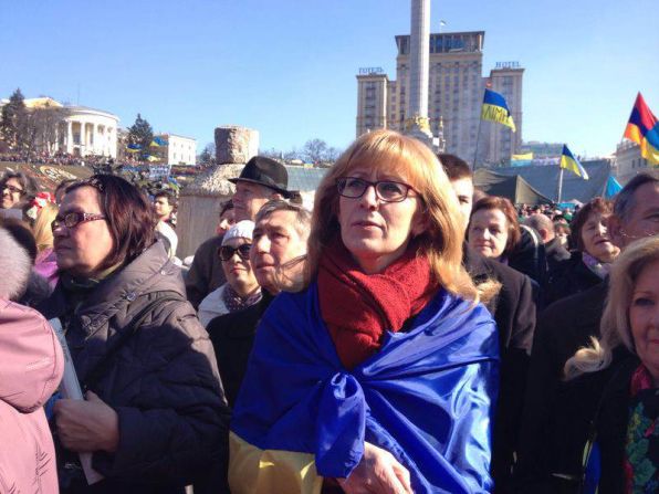 Miles de ucranianos se reúnen en la plaza de la Independencia en Kiev pidiendo la paz.