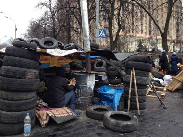 Los manifestantes han construido precarios puestos de seguridad para custodiar la plaza las 24 horas del día. Los guardias duermen en pequeñas carpas o a la intemperie, combatiendo el frío con fogatas en cada esquina.