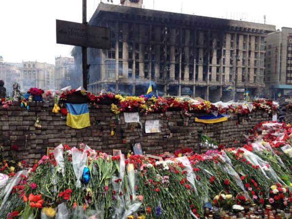 Los ucranianos conmemoran las vidas perdidas durante las protestas que llevaron a la destitución de Victor Yanukovich. 