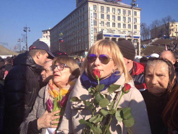 "Gloria para Ucrania y para nuestros héroes", "gracias por apoyar a Ucrania" y "Putin no te queremos aquí" fueron algunas de las frases que coreó la multitud.