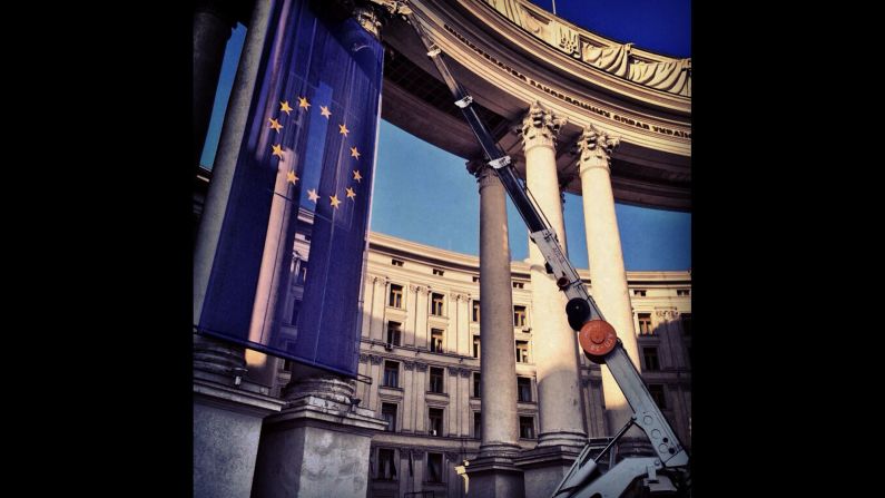 KIEV, UKRAINE:  A giant EU flag is hung outside the foreign ministry building in Kiev on March 7.  Photo by CNN's Dominique Van Heerden.  Follow Dominique on Instagram at <a href="https://trans.hiragana.jp/ruby/http://instagram.com/dominique_vh" target="_blank" target="_blank">instagram.com/dominique_vh</a>.
