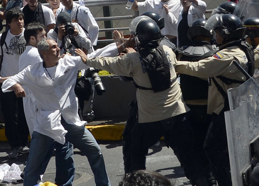 Trabajadores del sector salud en Venezuela se enfrentan a la policía durante una protesta en Caracas el 10 de marzo.