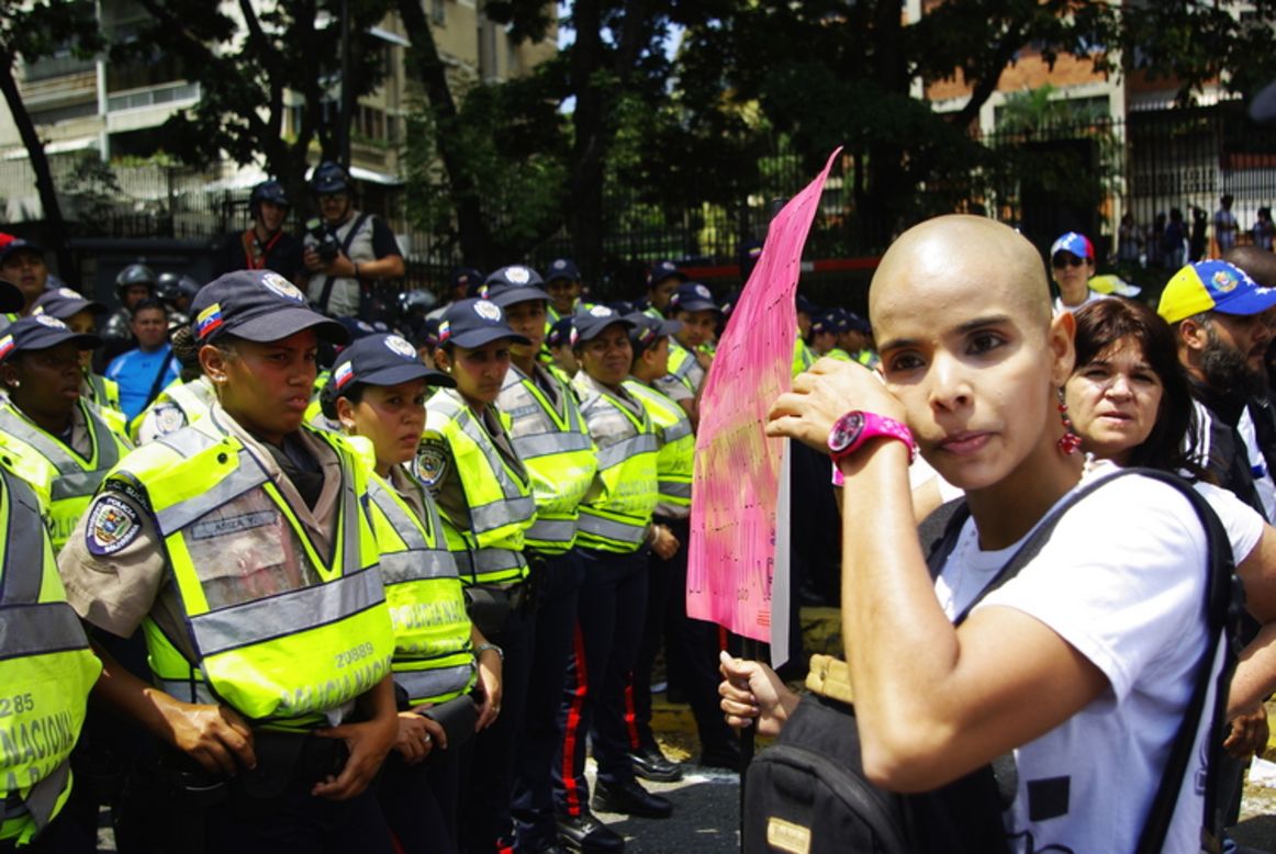 Durante la marcha, una mujer que sufre de cáncer expresó a los policías, con lágrimas en los ojos, su frustración y descontento.