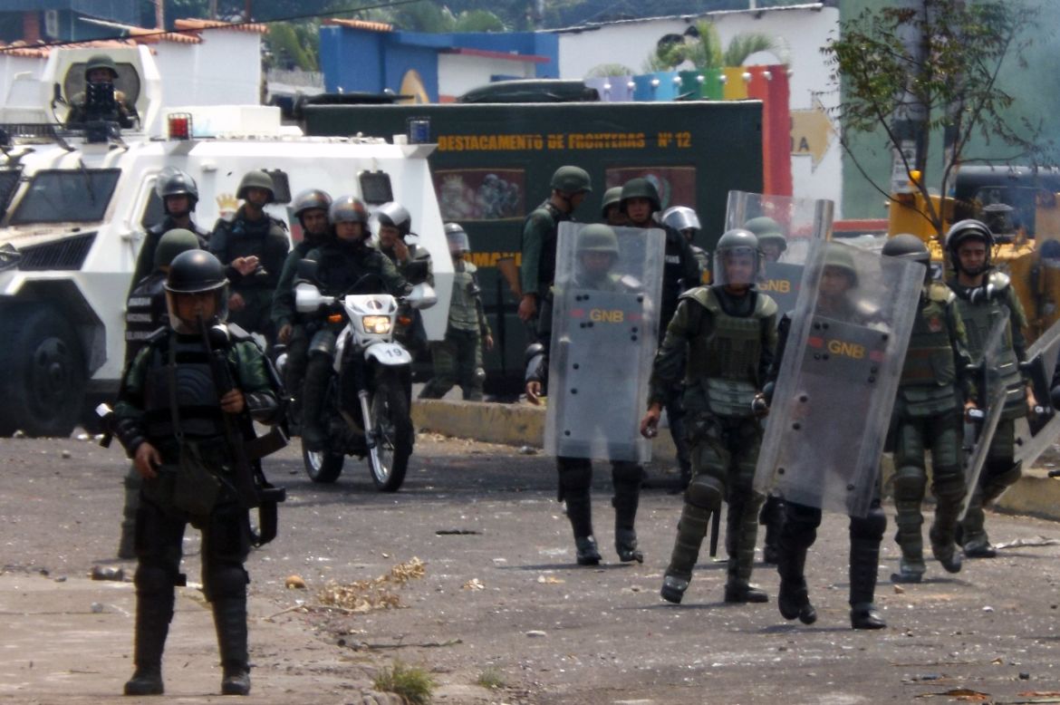Policías antidisturbios durante una protesta de opositores en San Cristóbal, estado Táchira.