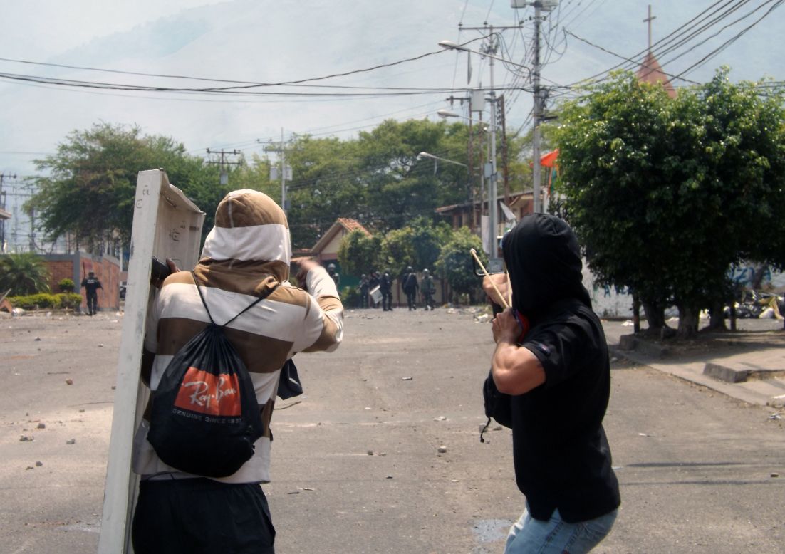 Manifestantes opositores arrojan rocas durante una protesta en San Cristóbal, estado Táchira, el 11 de marzo. La cifra de muertos tras cinco semanas de protestas llegó a 21 tras la muerte de un estudiante en San Cristóbal.