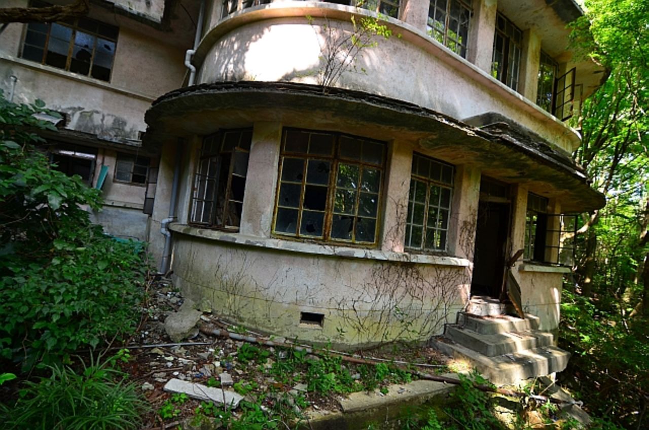 The abandoned Maya Tourist Hotel was built in 1929. In a blog post dedicated to his find, Seidel says the deteriorating venue, located halfway up Mt. Maya in Kobe, has been battling the forces of nature since being left to the elements some two decades ago. 