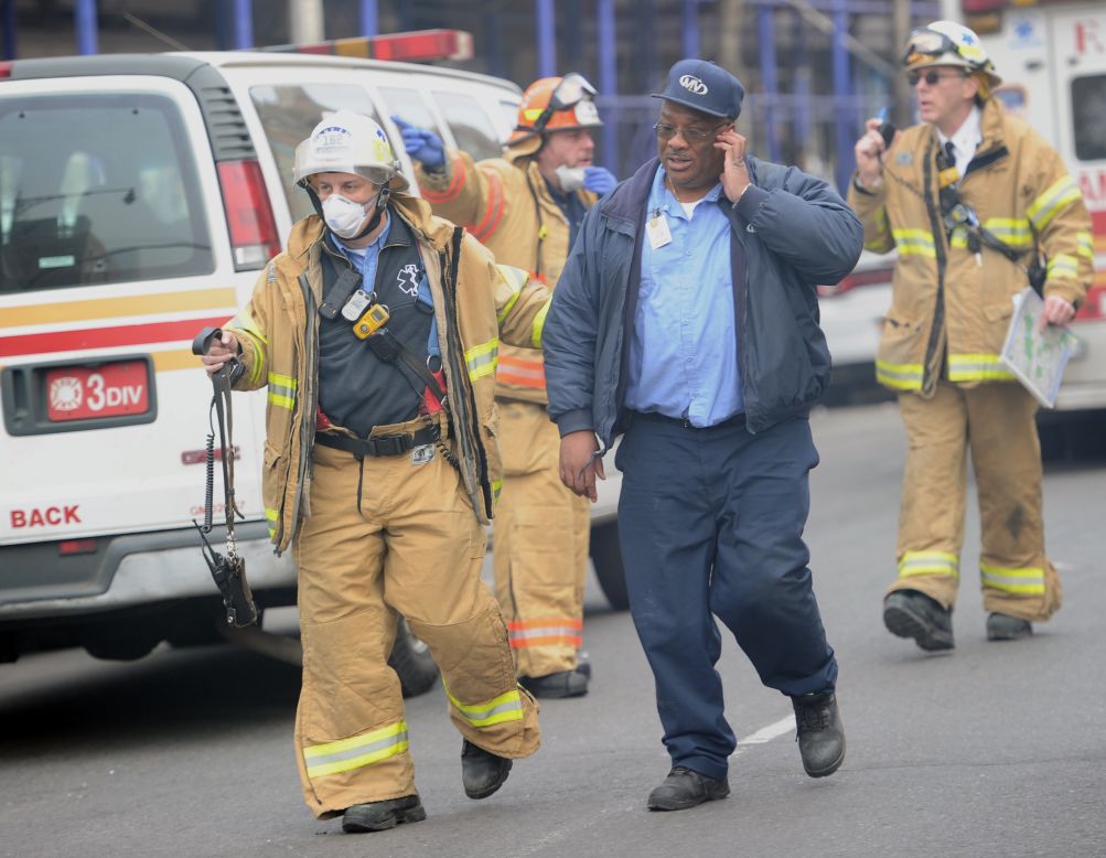 Un hombre es asistido por los bomberos de Nueva York tras resultar lesionado por la explosión.