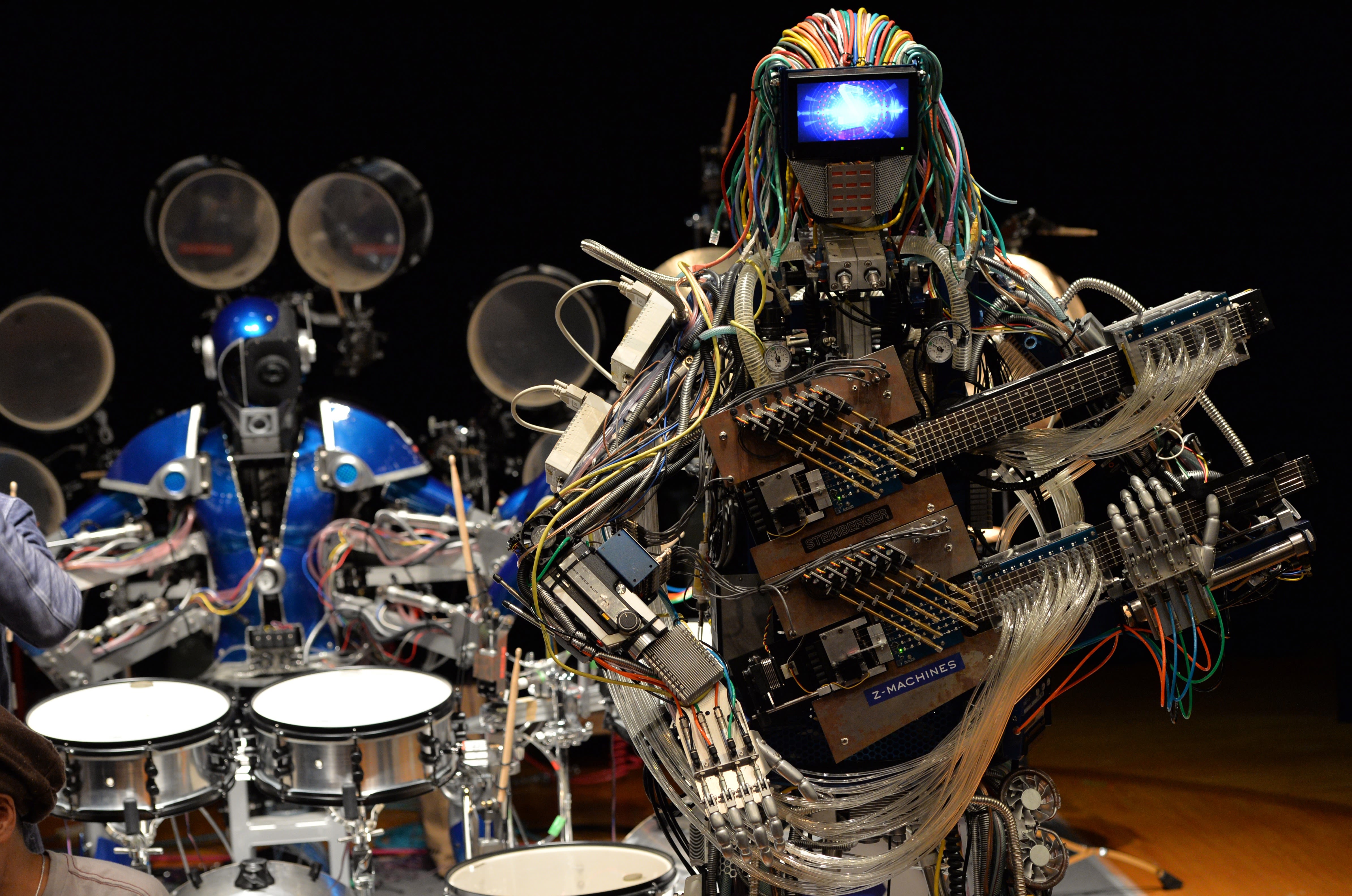 Искусственный интеллект музыка создание. Группа Compressorhead. Робот музыкант. Робот гитарист. Группа роботов музыкантов.