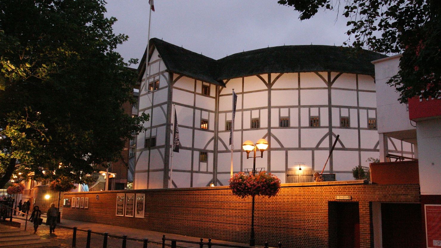 The Globe Theatre in London seeks to further the experience of Shakespeare. 