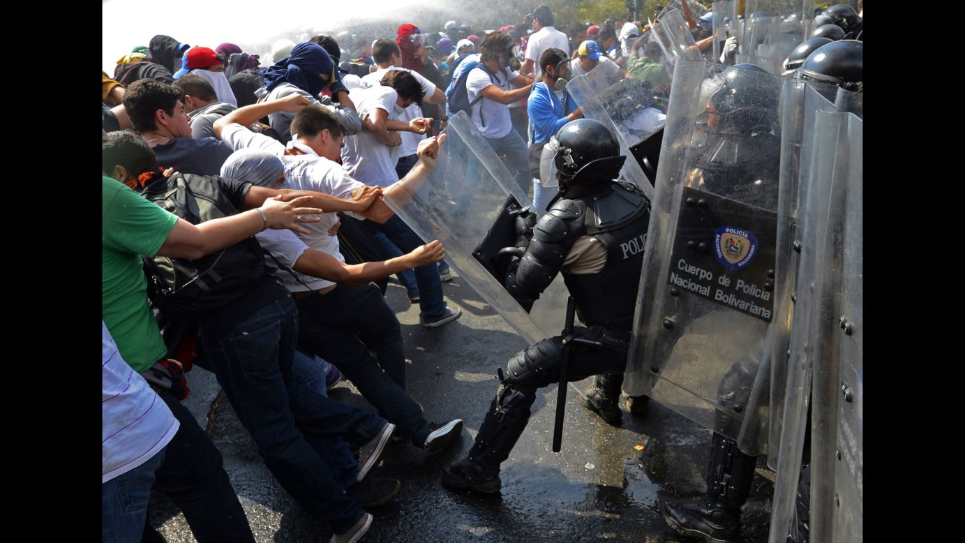 Estudiantes venezolanos se enfrentan con la policía durante una protesta en Caracas el 12 de marzo.