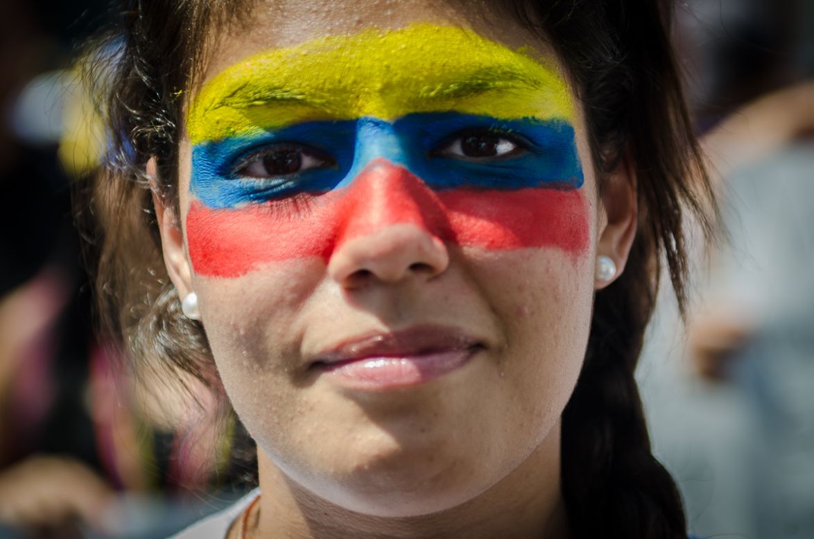 12 de marzo: "En Venezuela, después de un mes de crisis, estudiantes intentaron marchar sin éxito a la Defensoría del Pueblo", comenta Becerra.