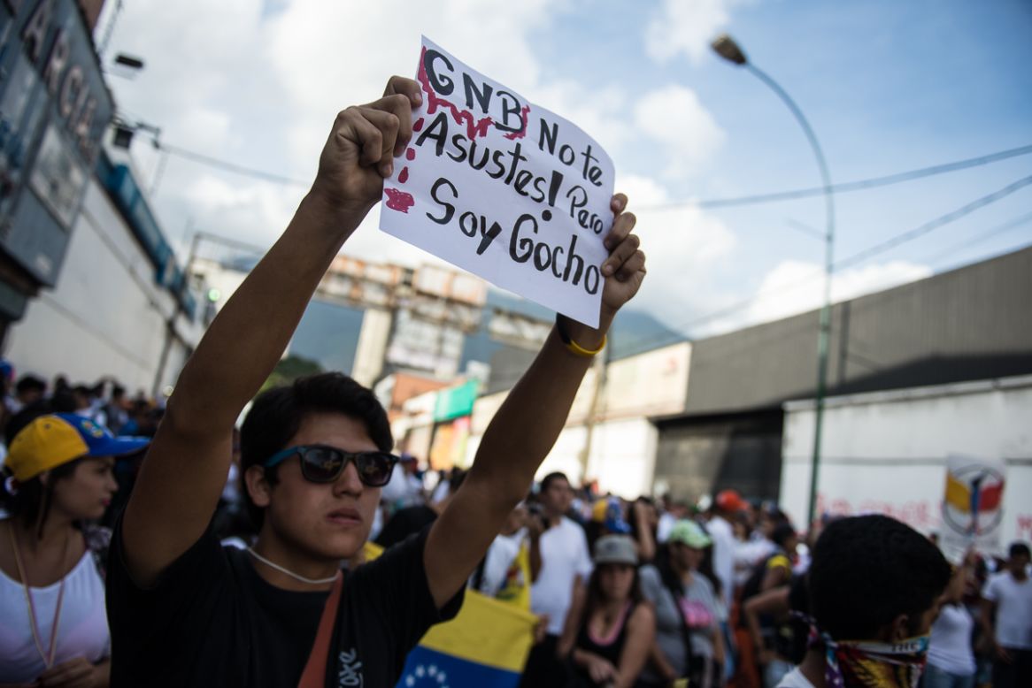 21 de febrero: "Luego de la violencia registrada el día de ayer, los estudiantes se reunieron en menor número en la Plaza Altamira para mantener su presencia en las calles, cerrando multiples zonas de la ciudad", comenta Becerra.