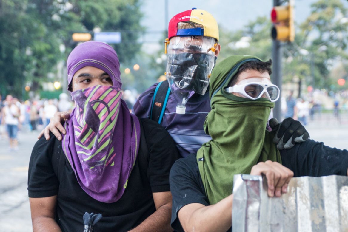 27 de marzo: Camisetas, lentes de natación y botellas de plástico son algunos de los protectores improvisados que usan los manifestantes para combatir los gases lacrimógenos. 