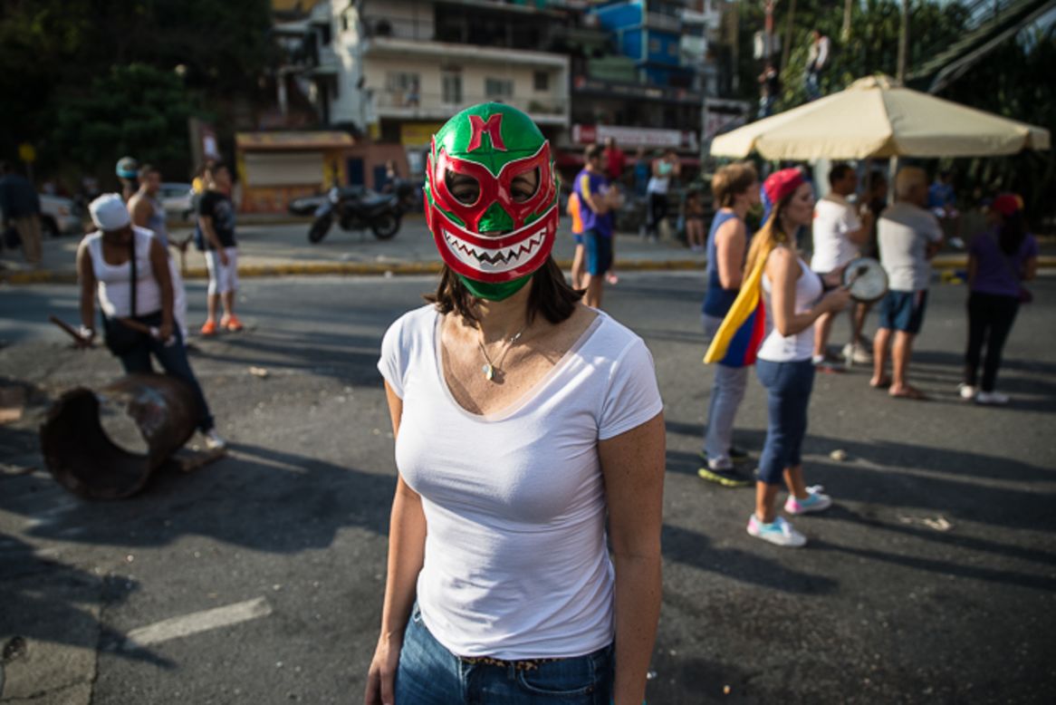 1 de marzo: "Durante todo el día los manifestantes hicieron burla del decreto del gobierno de agregar días al Carnaval en Venezuela, haciendo actividades propias de estas fiestas en las calles de Caracas", comenta Becerra.