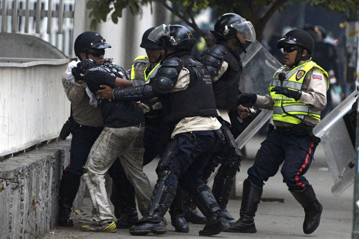 Un manifestante es detenido por la Policía Nacional durante una protesta en Caracas el 13 de marzo.