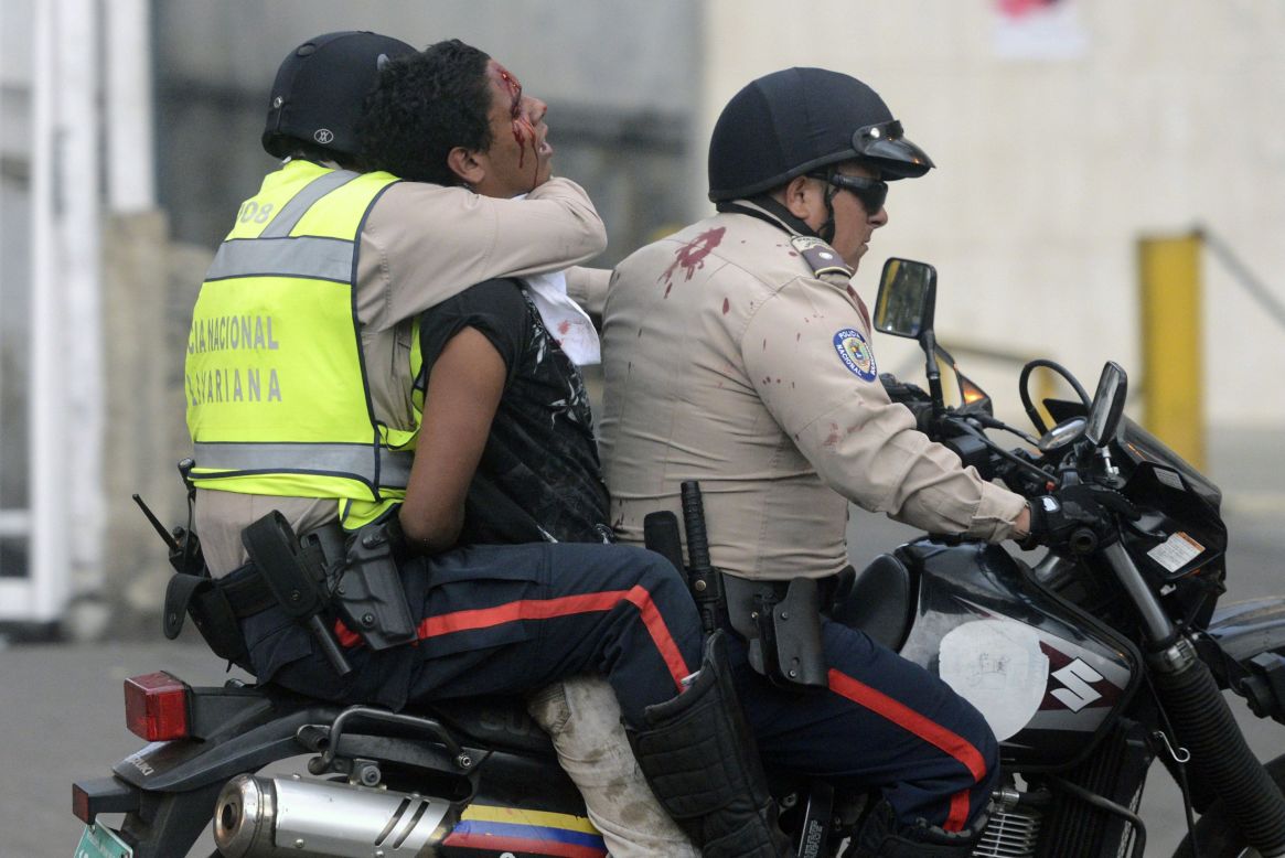 Un manifestante es detenido por la Policía Nacional durante una protesta en Caracas el 13 de marzo.