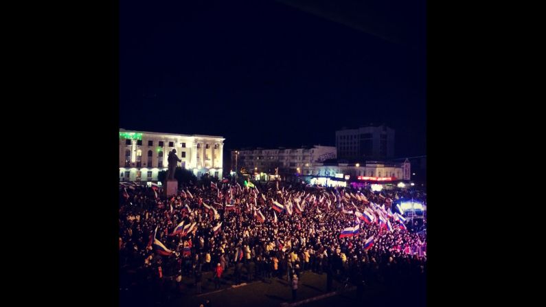 SIMFEROPOL, UKRAINE:  "Celebrations already well underway here in Lenin Square in Simferopol (March 16)." - CNN's Dominique Van Heerden.  Follow Dominique on Instagram at <a href="https://trans.hiragana.jp/ruby/http://instagram.com/dominique_vh" target="_blank" target="_blank">instagram.com/dominique_vh</a>.