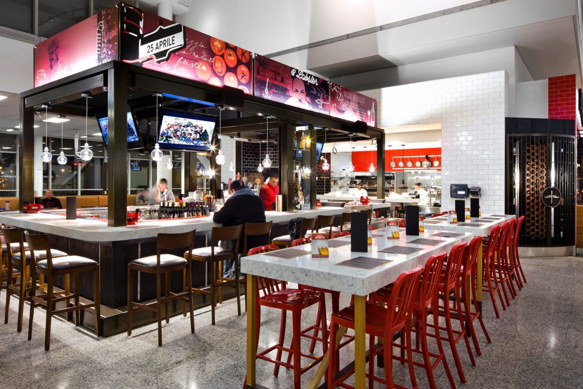 El famoso chef canadiense y restaurantero Massimo Capra a menudo se encuentra en este restaurante dentro del Aeropuerto Internacional Toronto Pearson, lo que garantiza que pizza, pasta y una copa de vino se servirá en un lapso de 10 minutos.