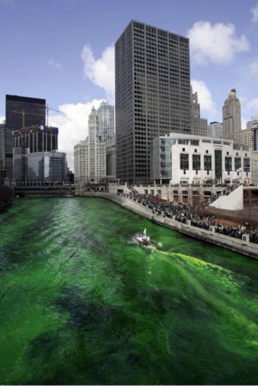 El río Chicago ha sido teñido de verde cada año por los últimos 43 años. Esta es una foto de 2007.<br />