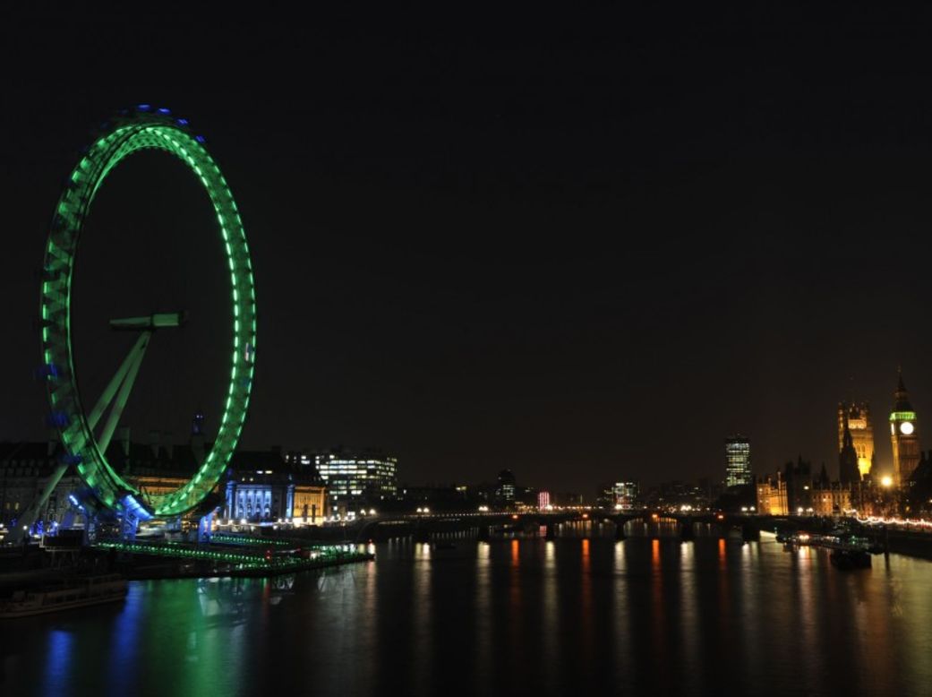 El Ojo de Londres y el Big Ben.  Así fue iluminado este emblemático sitio en 2011<br />