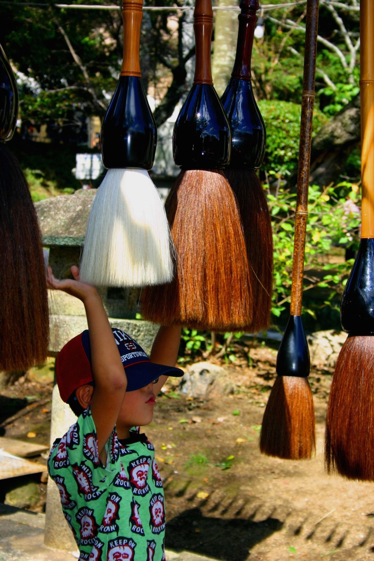 During Kumano's Fude no Matsuri festival, Brush Avenue is filled with 10,000 brushes, big and small. The brushes are hung around head level, so everyone can feel them. 