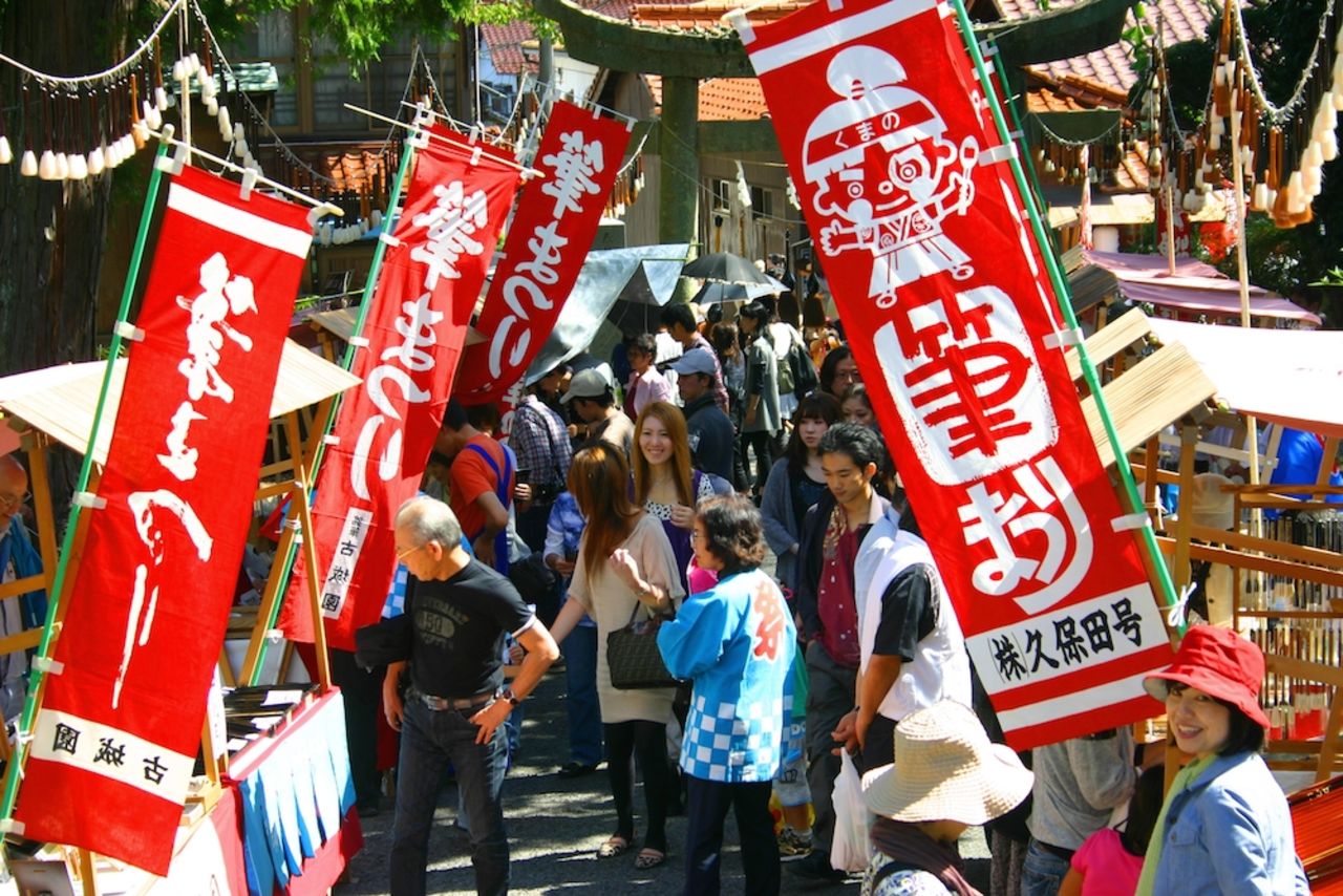 It wouldn't be a brush festival without vendors selling actual brushes. Stalls selling the famous implements at knockdown prices line Brush Avenue during Fude no Matsuri. 
