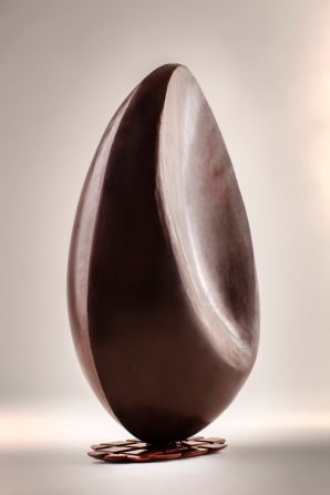 <a href="http://www.patrickroger.com/en/index.php" target="_blank" target="_blank">Patrick Roger </a>sculpted this giant egg in the form of the moon in its last quarter. Using dark chocolate, he sought to capture the smoothness and richness of the chocolate and the luminescence of the moon.