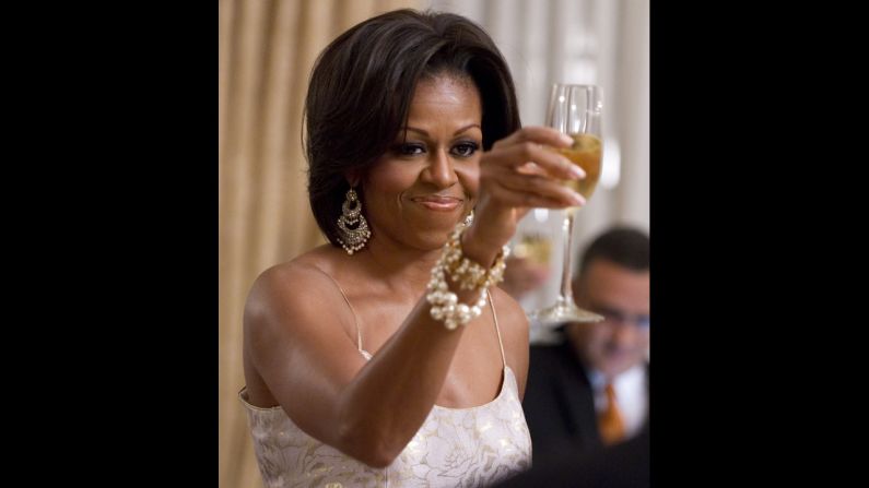 Los elegantes diseños de Scott son populares entre las celebridades y los políticos. En esta imagen, de marzo de 2011, la primera dama Michelle Obama eligió un vestido de L'Wren Scott para asistir a una cena oficial en el Palacio Nacional de El Salvador.
