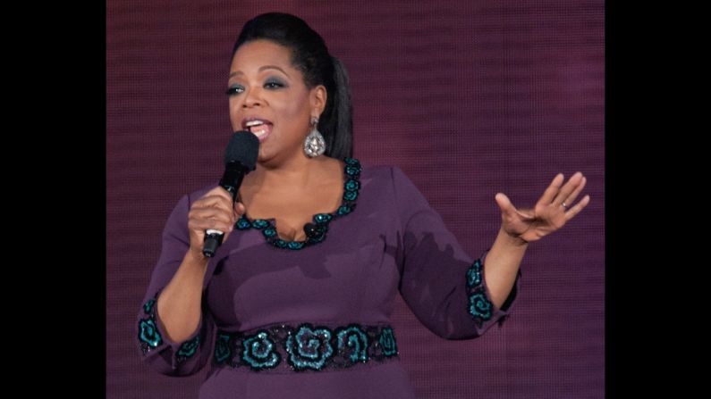 Oprah Winfrey lleva un vestido de L'Wren Scott en mayo de 2011 para "Surprise Oprah! A Farewell Spectacular".