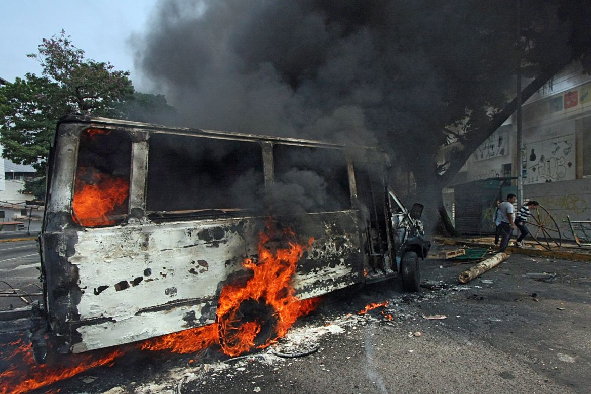 Una camioneta se incendia durante una protesta opositora en San Cristóbal, el 17 de marzo.