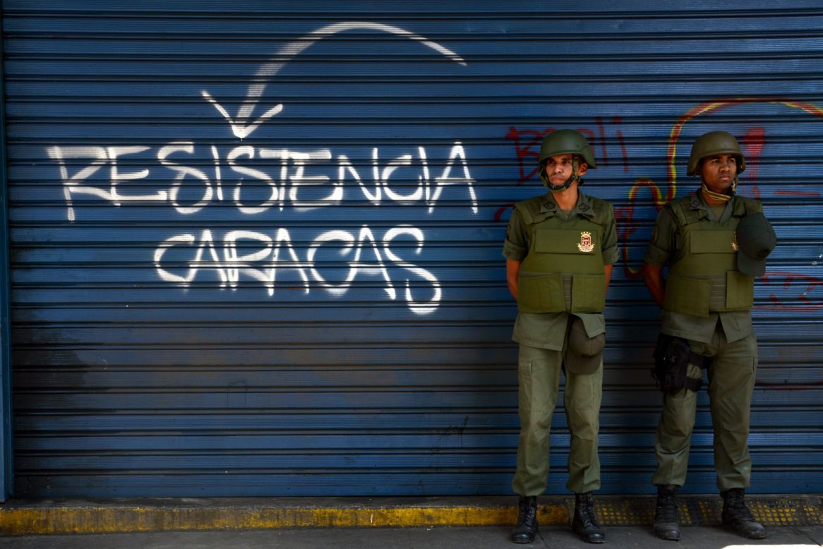 Guardias Nacionales en la plaza Altamira, foco de protestas de la oposición, el 17 de marzo.