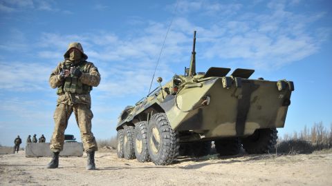 ucrania crimea armas conflicto ucraniano militar vigila poblacin soldados retn