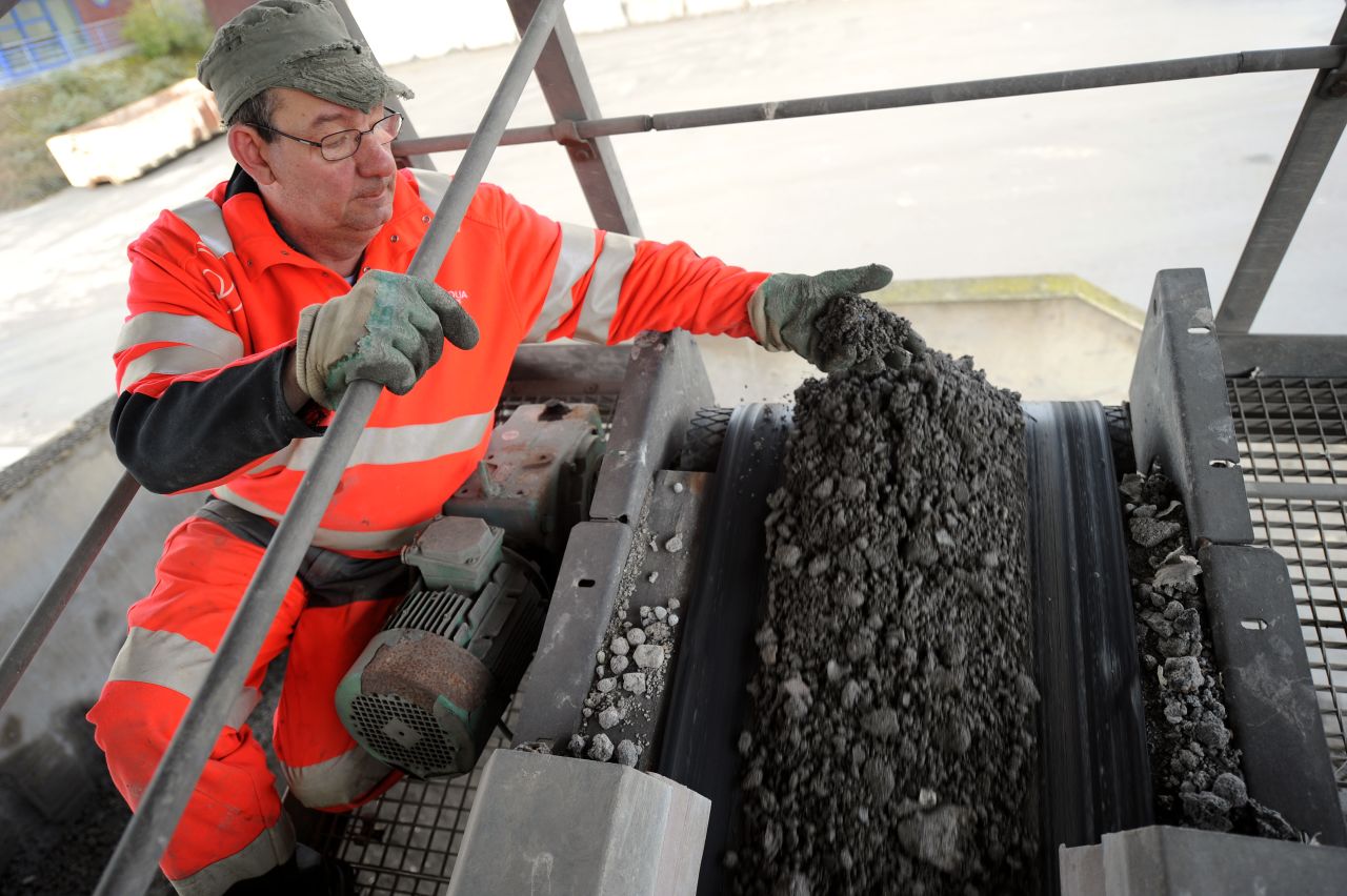 Recycled materials are making up an increasing part of building blocks. <a href="http://www.aggregate.com/products-and-services/blocks/enviroblock/" target="_blank" target="_blank"><strong>Enviroblocks</strong></a> are made from over 70% recycled aggregates, bound with cement, while <a href="http://www.durisol.net/pdfs/Durisol%20Flyer.pdf" target="_blank" target="_blank"><strong>Durisol</strong></a> units contain 80% recycled woodchip, which is wrapped around steel bars for strength.