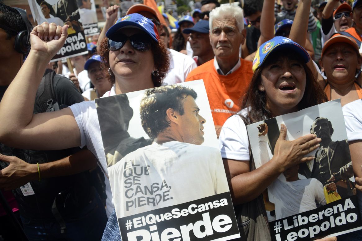 Seguidores de Leopoldo López participan de una marcha al cumplirse el primer mes de detención del líder opositor.