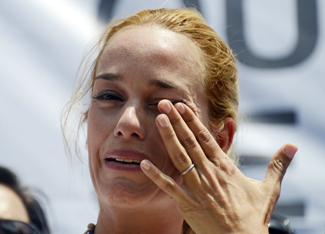 Lilian Tintori, esposa de Leopoldo López, llora durante la marcha que exige la liberación del dirigente opositor. 