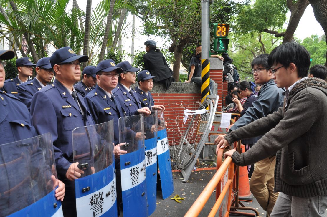 Students and officers face off outside the Legislative Yuan.