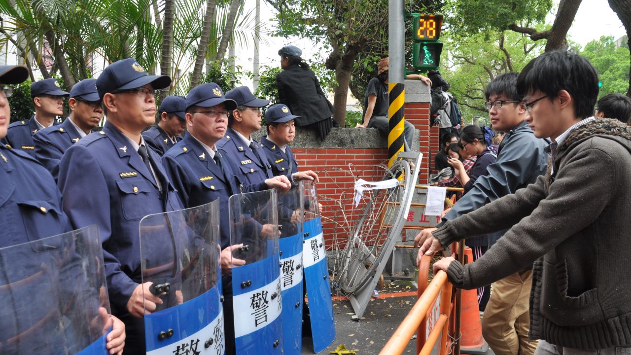 Students and officers face off outside the Legislative Yuan.