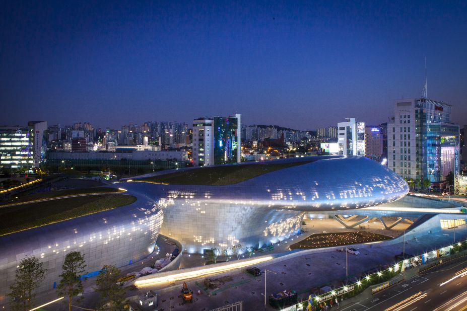 The new cultural center will host events throughout the year and remain open 24 hours to accommodate nighttime tourists. The Dongdaemun district is famous for late-night shopping. 