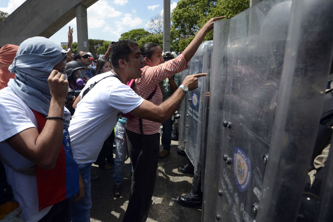 Manifestantes opositores confrontan a la Policía Nacional durante una protesta en Caracas el 20 de marzo.