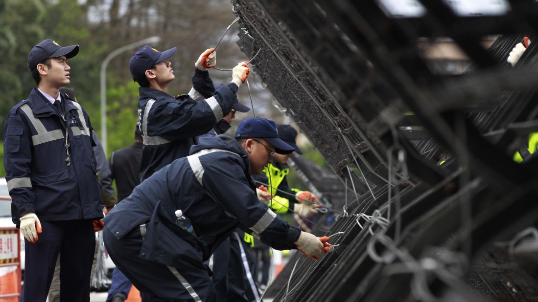 Police install barricades to block protesters from moving toward the Presidential Building in Taipei on March 21.