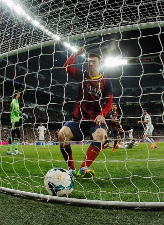 Real were on top but Barca fought back, four-time FIFA Ballon d'Or winner Messi shooting low past Lopez to level the score at 2-2 just before half time.