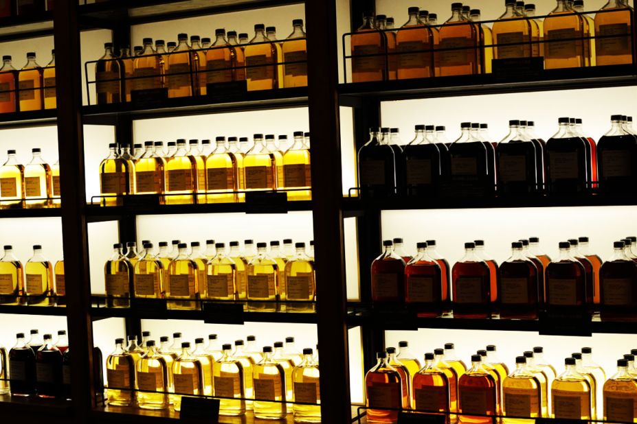 At the gift shop and bar, visitors can buy or sample whiskeys only available on site, in addition to Suntory's standard offerings and whiskeys from around the world. 