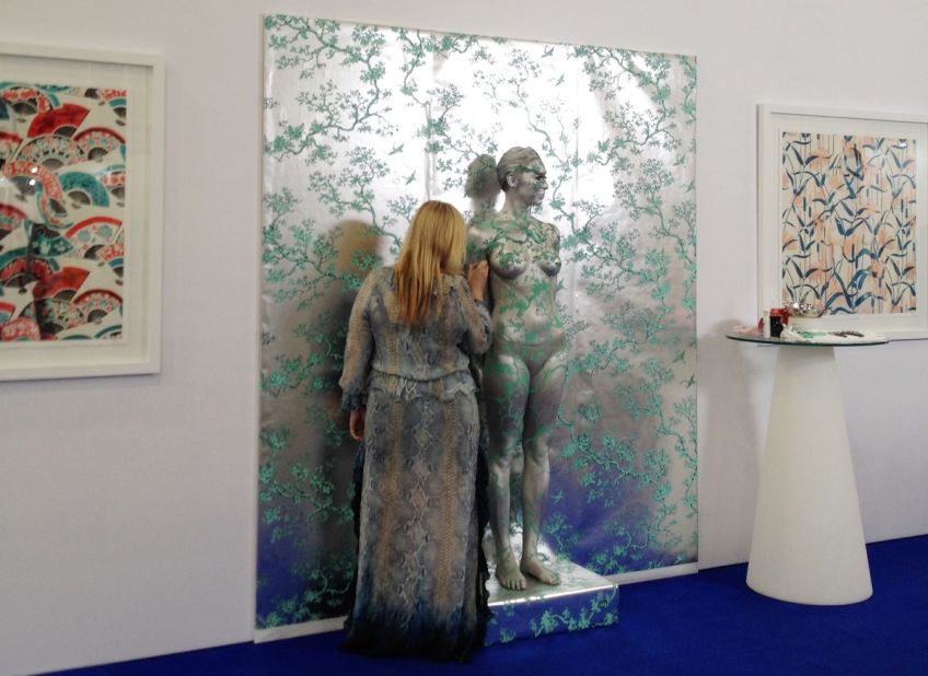 In a Hong Kong Affordable Art live exhibit, Australian artist Emma Hack painted a nearly nude woman to blend in with the wallpaper. Hack is known internationally for her gorgeous body illustrations. Most famously, she painted Australian pop singer Gotye and New Zealander Kimbra for the music video that accompanied hit song "Somebody That I Used to Know."